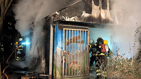 Feuerwehrleute ist es gelungen, einen Brand zu l&ouml;schen, bevor die Flammen auf ein Mietshaus &uuml;bergriffen.