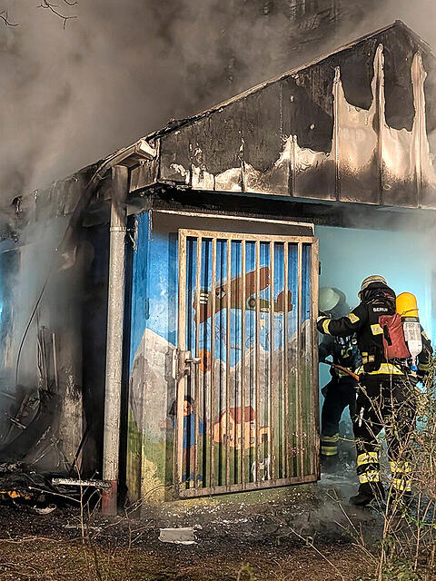 Feuerwehrleute ist es gelungen, einen Brand zu l&ouml;schen, bevor die Flammen auf ein Mietshaus &uuml;bergriffen.
