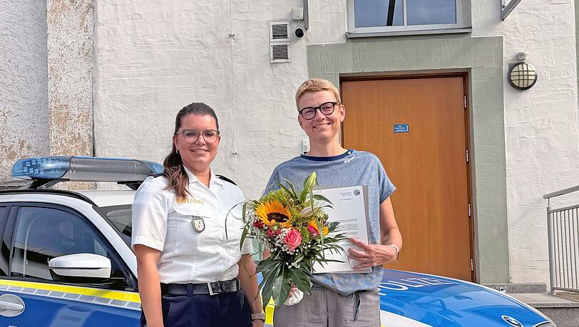 Die Polizei ehrt die Frau (rechts) f&uuml;r ihre Hilfe zur Rettung eines f&uuml;nf Jahre alten Jungen.