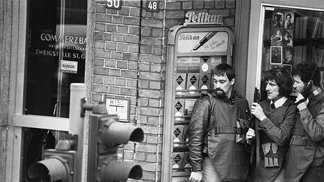Am 18. April 1974 kommt es in der Commerzbank am Hamburger Steindamm zu einem Bank&uuml;berfall mit anschlie&szlig;ender Geiselnahme. Im Eingangsbereich des neben der Bank gelegenen Buch- und Schreibwarengesch&auml;ftes warten drei Angeh&ouml;rige des Mobilen Einsatzkommandos (MEK) mit Schutzwesten, Funkger&auml;t, Pistole und Maschinenpistole auf ihren Einsatz.