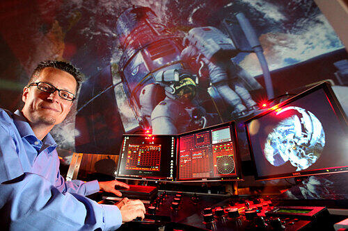 Planetariums-Techniker Jürgen Sadurski: Von seinem Platz aus kann er jeden Winkel des Universums ansteuern.