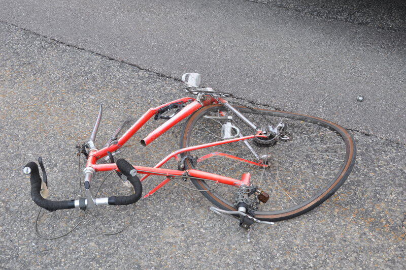 Am Mittwochnachmittag ereignete sich zwischen Erharting und Winhöring ein tödlicher Verkehrsunfall. Ein Radfahrer wurde von einem Kastenwagen frontal erfasst und stirbt noch an der Unfallstelle.