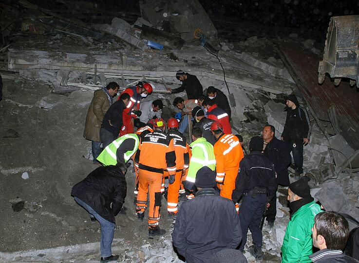 Bei einem neuerlichen Erdbeben im Osten der Türkei sind mindestens sieben Menschen getötet worden.