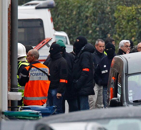 Der mutmaßliche Serienmörder von Toulouse ist nach Angaben von Präsident Nicolas Sarkozy identifiziert. Der schwer bewaffnete Verdächtige hat sich in einem Mehrfamilienhaus verschanzt, dessen Bewohner gegen Mittag evakuiert wurden.