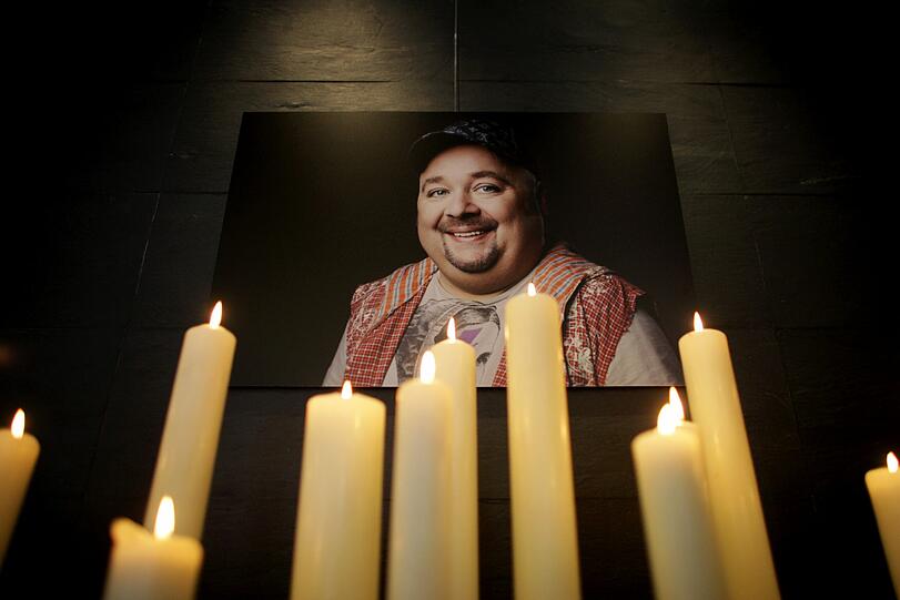 Der Leichnam war am frühen Sonntagmorgen eingeäschert und seine Urne in der Abenddämmerung beigesetzt worden.