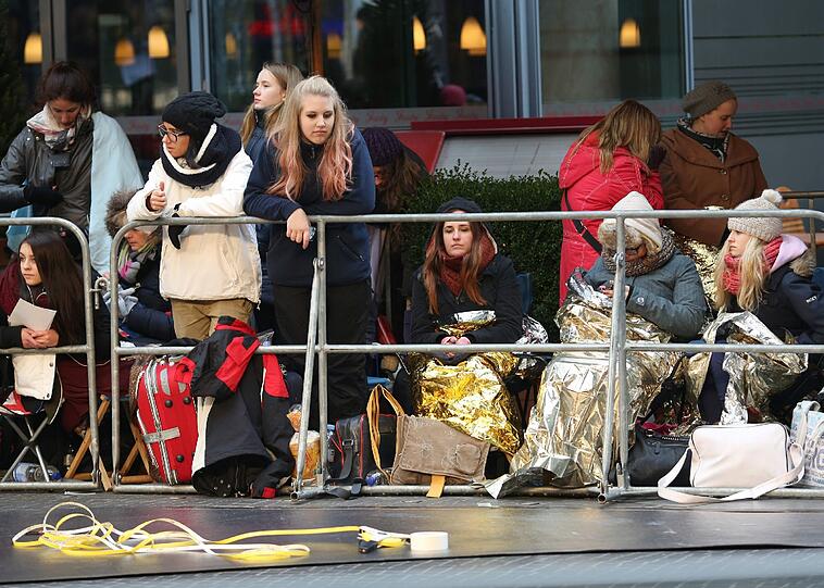 Ausnahmezustand am Freitagabend in Berlin: Bei der Premiere des letzten Teils der Twilight-Saga trafen die Stars Robert Pattinson, Kirsten Stewart, Taylor Lautner und Co. auf jede Menge kreischende und jubelnde Fans. Und zahlreiche Promis wollten sich das Kinoerlebnis ebenfalls nicht entgehen lassen. Sehen Sie hier die Bilder vom roten Teppich und lesen Sie im Text die AZ-Kritik zu "Breaking Dawn 2"...