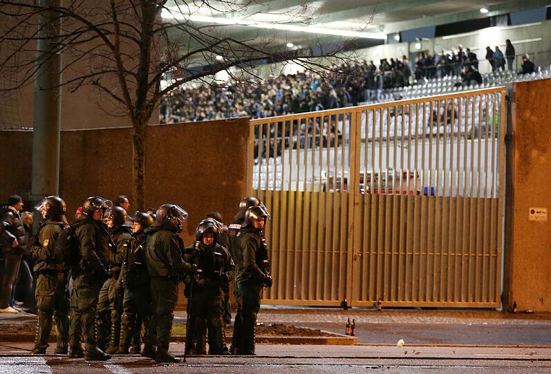 Derby-Time im Grünwalder Stadion: Am Mittwochabend traf der TSV 1860 II auf den FC Bayern II: Bengalische Feuer wurden sowohl von den 1860- als auch von den Bayern-Fans abgebrannt.