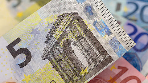 Statt in Aktien legen die Deutschen ihr Geld lieber in sichere Bankeinlagen an, trotz der geringen Zinsen.