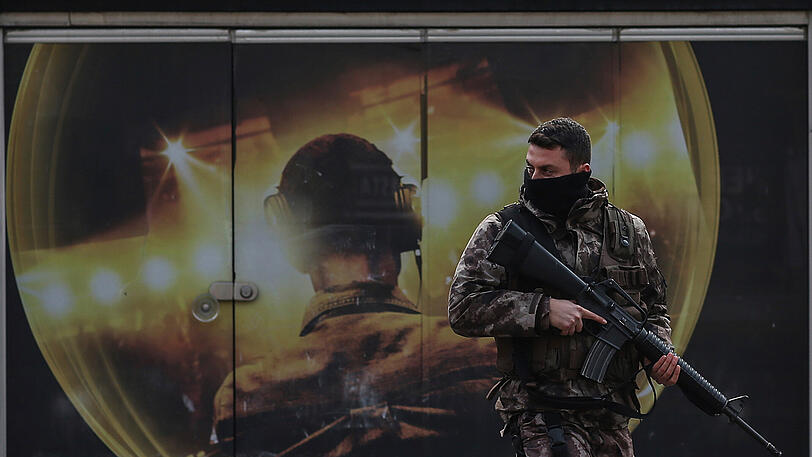 Eine bewaffnete Sicherheitskraft patrouilliertin der Nähe des Nachtclubs "Reina" in Istanbul. (Archivbild)