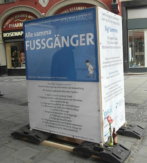 Hinter diesen Plakaten steckt Stadtspaziergänger Sigi Sommer - bis zum Freitag.