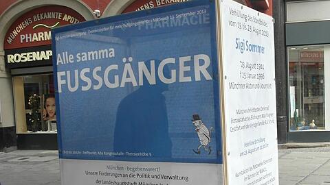 Hinter diesen Plakaten steckt Stadtspaziergänger Sigi Sommer - bis zum Freitag.
