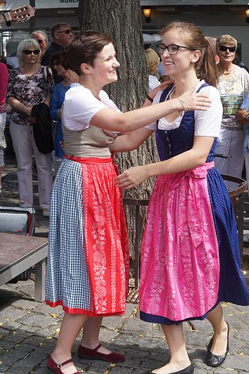 Schausteller, Musiker, Tänzer und Kabarettisten: Die Bilder vom Brunnenfest am Viktualienmarkt.
