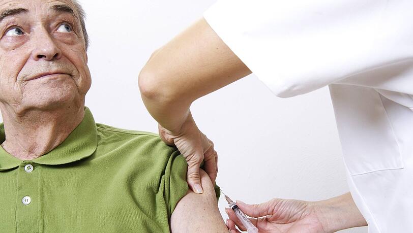 Ein kleiner Stich, dann ist es schon vorbei: Besonders für Senioren ist eine Impfung gegen Grippe sinnvoll. Ein kleiner Stich, dann ist es schon vorbei: Besonders für Senioren ist eine Impfung gegen Grippe sinnvoll.