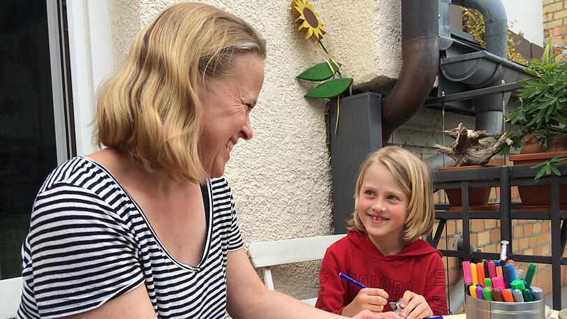 Spaß auf dem Balkon: Auch der siebenjährige Ferdi bemalt Steine, links seine Mutter Gabi.