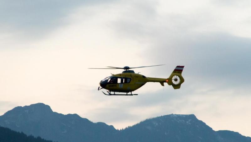 Ein Rettungshubschrauber fliegt über die Alpen. Foto: -/BRK BGL/dpa/Symbolbild Ein Rettungshubschrauber fliegt über die Alpen. Foto: -/BRK BGL/dpa/Symbolbild
