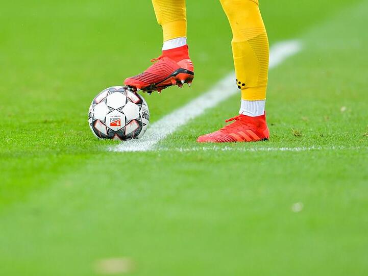 Ein Fußball-Spiel. Foto: Uwe Anspach/dpa/Symbolbild