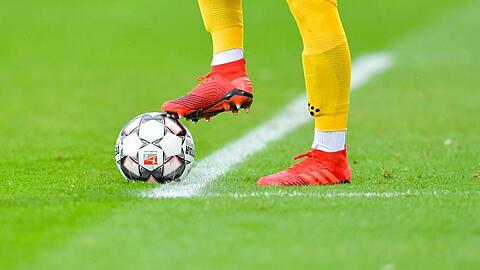 Ein Fußball-Spiel. Foto: Uwe Anspach/dpa/Symbolbild