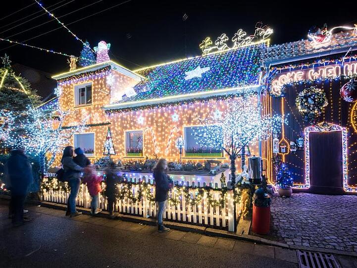 Seit Mitte Oktober war Mario Leicht mit dem Aufbau seines Weihnachtshauses beschäftigt.