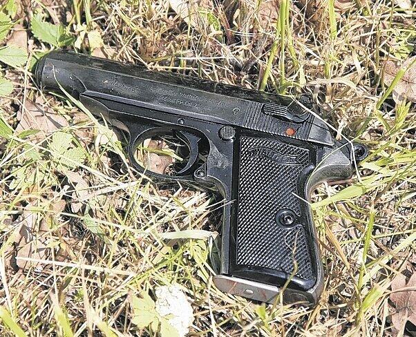 An dem hellblauen Fahrrad hatte sich der Wohnsitzlose zu schaffen gemacht. Als die Polizei ihn kontrollierte, zog er die gestohlene Waffe.