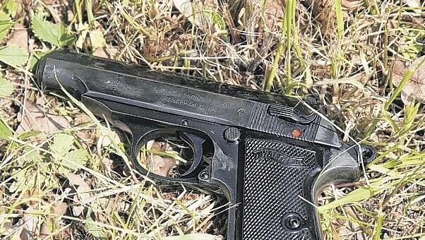 An dem hellblauen Fahrrad hatte sich der Wohnsitzlose zu schaffen gemacht. Als die Polizei ihn kontrollierte, zog er die gestohlene Waffe. An dem hellblauen Fahrrad hatte sich der Wohnsitzlose zu schaffen gemacht. Als die Polizei ihn kontrollierte, zog er die gestohlene Waffe.