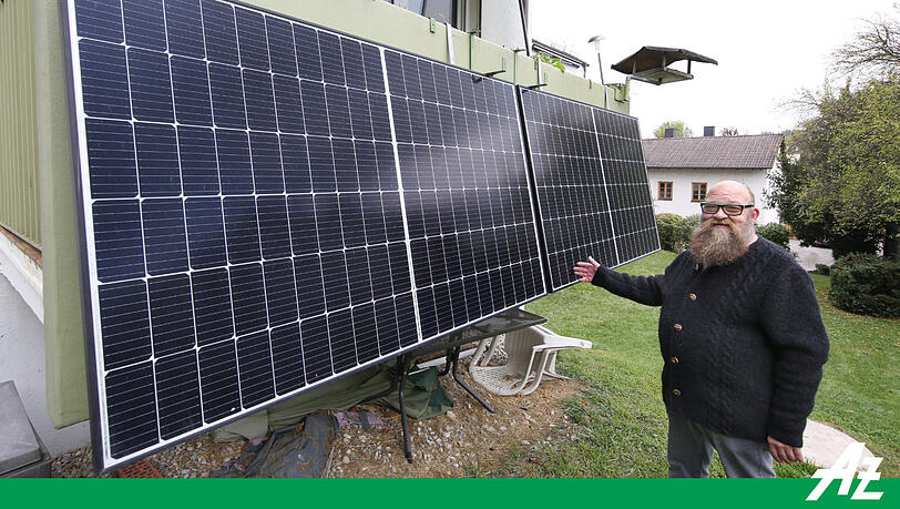 Thomas Sicka ist stolz auf sein Balkonkraftwerk. Wie viel Energie die Photovoltaik-Anlage erzeugt, verfolgt er mehrmals täglich über eine App auf seinem Handy.