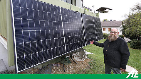 Thomas Sicka ist stolz auf sein Balkonkraftwerk. Wie viel Energie die Photovoltaik-Anlage erzeugt, verfolgt er mehrmals täglich über eine App auf seinem Handy.