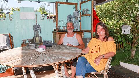 Die Dauercamper Petra Jürgens (57) und Manfred Nadler (62) leben, jedoch immer nur auf Zeit, auf dem Campingplatz Sägmühle in Olching.