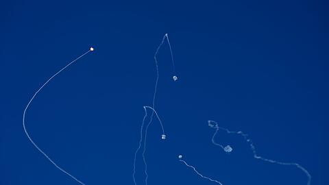 Die Luftabwehr - hier in Israel - schie&szlig;t unter anderem Raketen am Himmel ab.