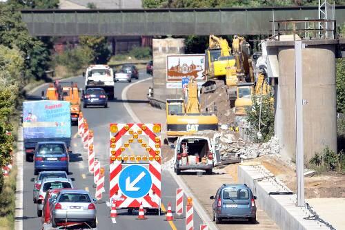 Nanu? Da fehlt doch was, wird sich so mancher Pendler am Montag-morgen gedacht haben. Dort, wo einst die Ringbahn-Brücke stand, klafft nun eine Lücke.