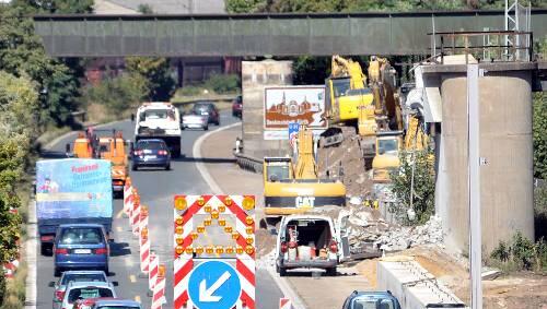 Nanu? Da fehlt doch was, wird sich so mancher Pendler am Montag-morgen gedacht haben. Dort, wo einst die Ringbahn-Brücke stand, klafft nun eine Lücke. Nanu? Da fehlt doch was, wird sich so mancher Pendler am Montag-morgen gedacht haben. Dort, wo einst die Ringbahn-Brücke stand, klafft nun eine Lücke.