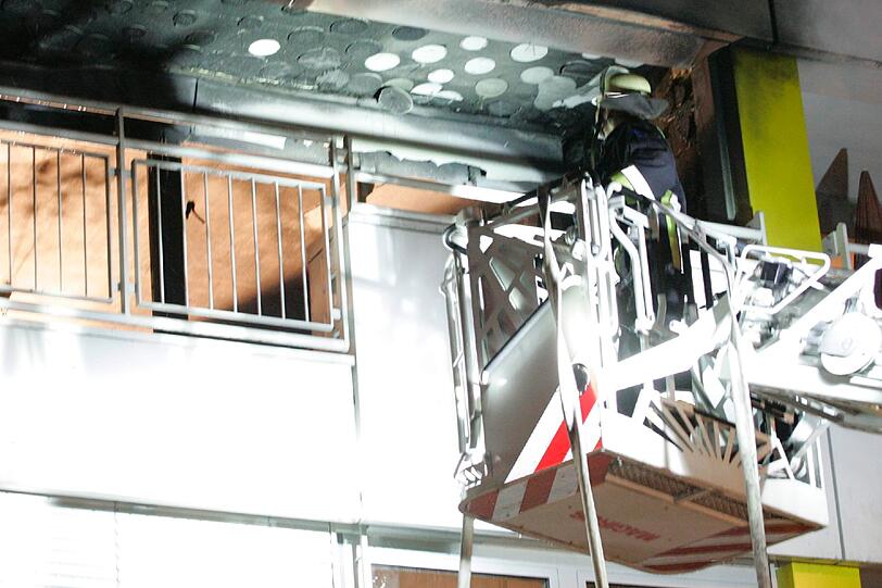 Bereits auf der Anfahrt schlugen den Kräften der Feuerwehr Nürnberg aus einem Zimmer im 2. Obergeschoß des Anwesens Feuer und Rauch entgegen.