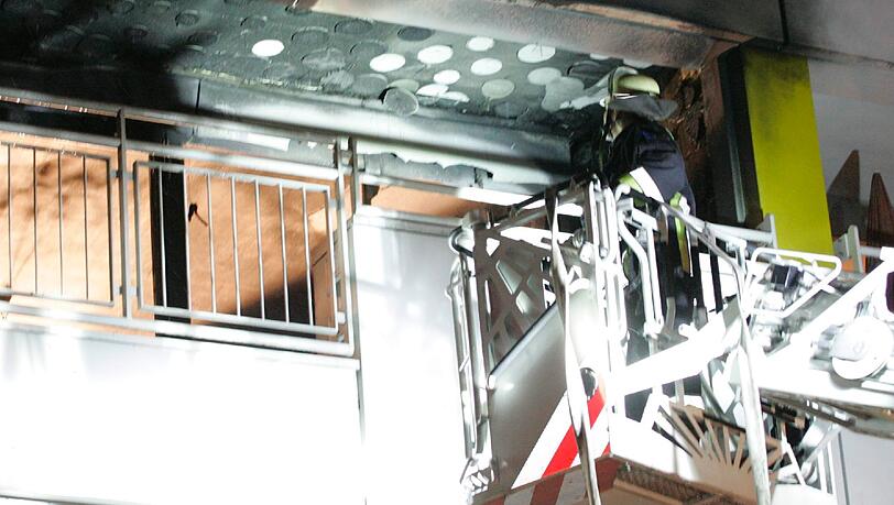 Bereits auf der Anfahrt schlugen den Kräften der Feuerwehr Nürnberg aus einem Zimmer im 2. Obergeschoß des Anwesens Feuer und Rauch entgegen. Bereits auf der Anfahrt schlugen den Kräften der Feuerwehr Nürnberg aus einem Zimmer im 2. Obergeschoß des Anwesens Feuer und Rauch entgegen.