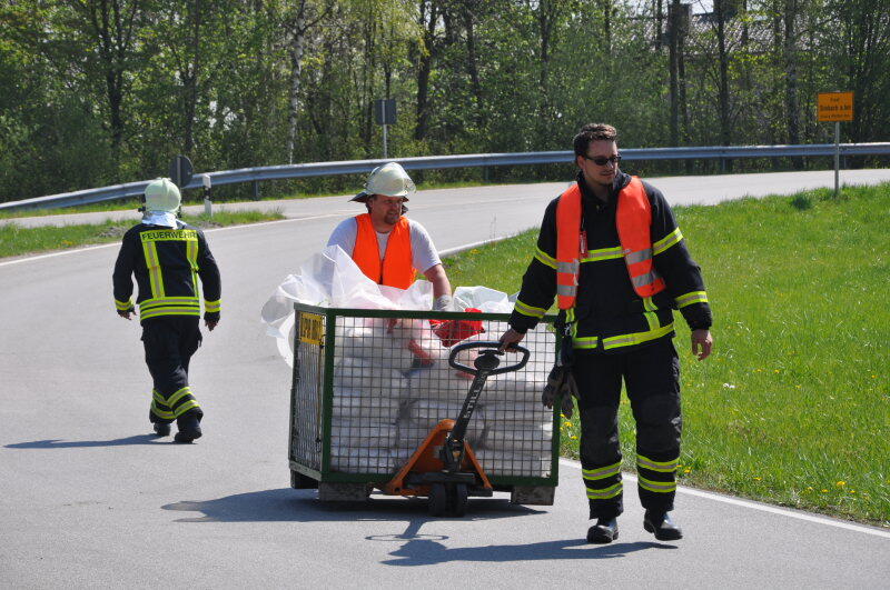 Auf der B 12 bei Simbach kippte ein Lkw um.