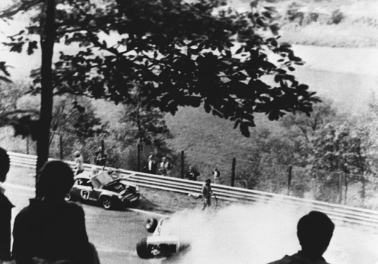 Lauda prallte 1976 im Ferrari auf dem Nürburgring gegen die Wand, nachdem er in der Kurve die Kontrolle über seinen Wagen verloren hatte. Sein Auto fing sofort Feuer.