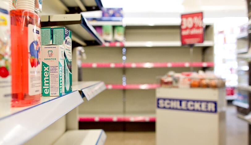 Einige betroffene Schlecker-Läden hatten schon in den vergangenen Tagen zugemacht. Heute werden auch die letzten der 2200 auf der Streichliste stehenden Filialen endgültig geschlossen. 11 000 Schlecker-Beschäftigte blicken in eine ungewisse Zukunft.