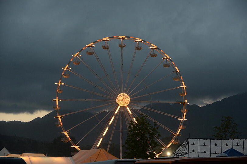 Dunkle Wolken über dem Chiemsee Regga Summer. Wegen einer Unwetterwarnung wurde das Gelände am Samstagabend geräumt - die Bilder.
