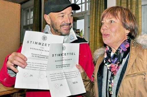 Das Ehepaar Rosi Mittermaier und Christian Neureuther zeigen am 10.11.2013 ihre mit Ja angekreuzten Stimmzettel für den Bürgerentscheid über eine Bewerbung Münchens um die Olympischen Winterspiele 2022 im Wahllokal in Garmisch-Partenkirchen.