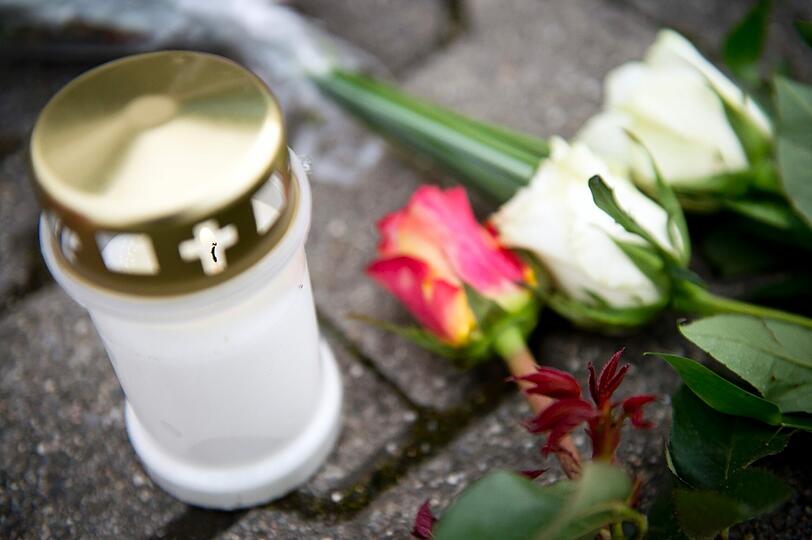 Nach dem Mord an zwei Mädchen in Köngen ist die Mutter verhaftet worden. Der Ort befindet sich im Schock-Zustand. Bilder von der Trauer und vom Tatort.