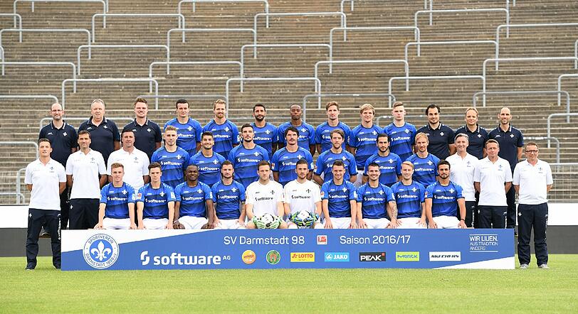 9. SV Darmstadt 98: Bei diesem Trikot gehen die Meinungen auseinander. Mit einem schräg, in wellenform verlaufenden Alloverdruck in Blautönen auf Vorder- und Rückseite laufen die Darmstädter in dieser Saison auf den Platz. Einerseits hebt sich Darmstadt von den anderen Vereinen mit diesem Design sehr ab, andererseits wirkt der Druck in Kombination mit dem Vereinslogo, der Lilie, nicht sehr maskulin. Gefallen hin oder her, mutig ist es auf alle Fälle.
