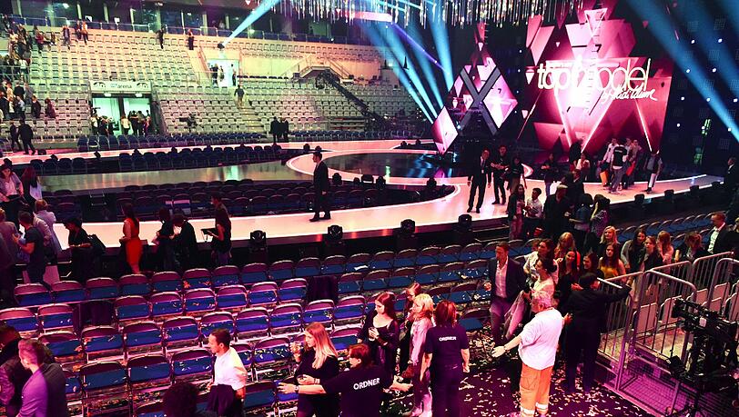 Bombendrohung beim "Germany's next Topmodel"-Finale in Mannheim! Die Show wird abgebrochen, Heidi Klum und die Zuschauer müssen die SAP Arena verlassen. Die Bilder.