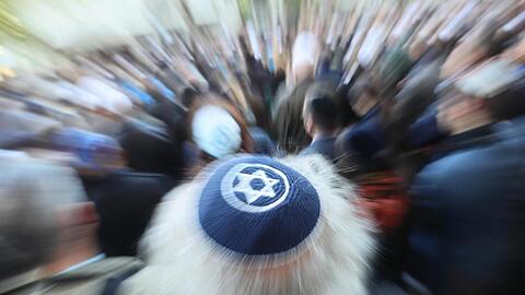 Die Kippa wird von jüdischen Männern als Zeichen ihres Glaubens traditionell den ganzen Tag lang getragen.