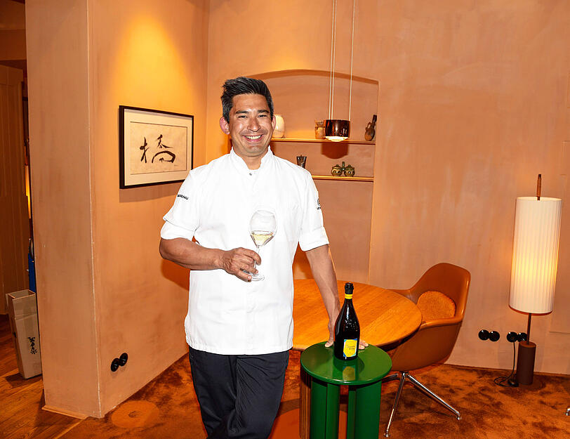 Auch Münchens Drei-Sterne-Restaurant Tohru in der Schreiberei (auf dem Foto Küchenchef Tohru Nakamura) ist in der App buchbar. Auch Münchens Drei-Sterne-Restaurant Tohru in der Schreiberei (auf dem Foto Küchenchef Tohru Nakamura) ist in der App buchbar.