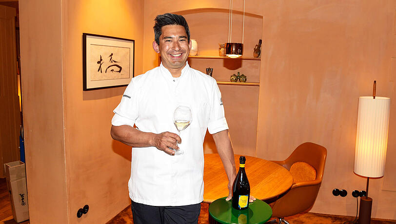Auch Münchens Drei-Sterne-Restaurant Tohru in der Schreiberei (auf dem Foto Küchenchef Tohru Nakamura) ist in der App buchbar. Auch Münchens Drei-Sterne-Restaurant Tohru in der Schreiberei (auf dem Foto Küchenchef Tohru Nakamura) ist in der App buchbar.