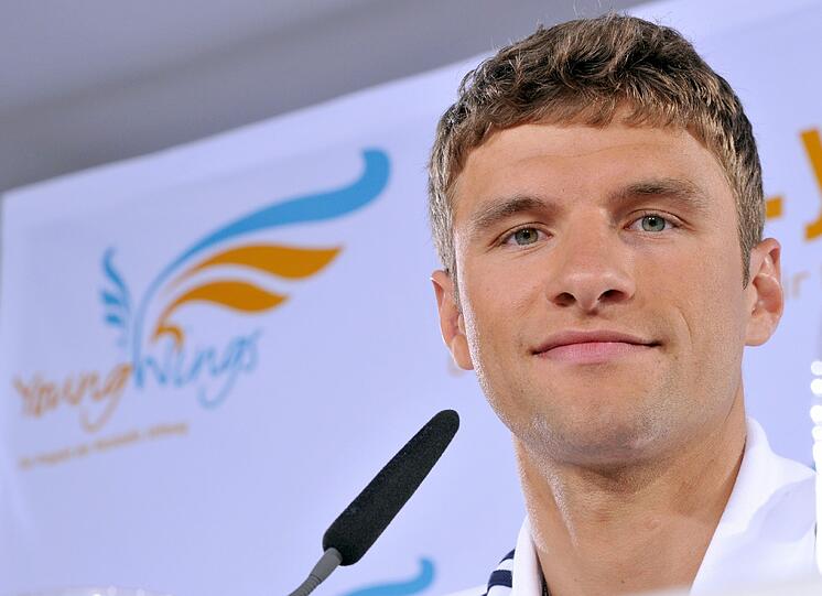 Der Fußball-Nationalspieler Thomas Müller wird als Botschafter in den nächsten Jahren das Jugendprojekt &bdquo;YoungWings&ldquo; unterstützen.