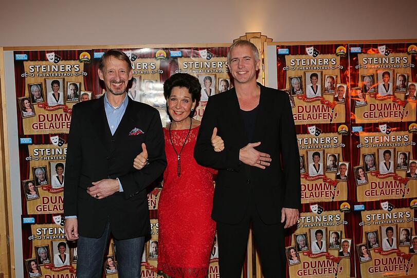 Gerda Steiner mit Gilbert von Sohlern und Markus Böker auf Jubiläumstournee "30 Jahre Steiners Theaterstadl" mit dem Stück "Dumm Gelaufen" am Dienstag im Paulaner am Nockherberg.