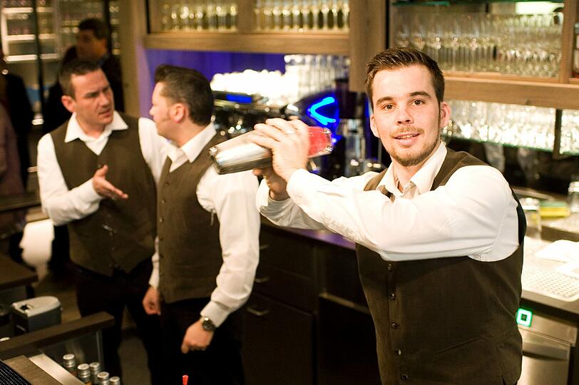 Dazu gehören Drinks vom Barkeeper gemixt.
