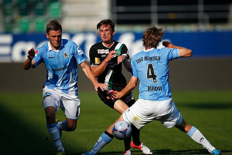 Sebastian Wuethrich vom FC St.Gallen im Zweikampf mit Dominik Stahl (links) und Kai Bülow