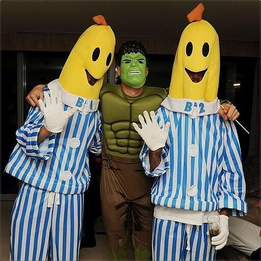Lukas Podolski als Hulk mit den Bananas in Pyjamas.