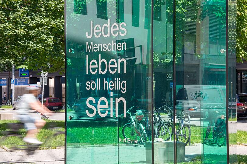 Das Kurt-Eisner-Denkmal am Oberanger.