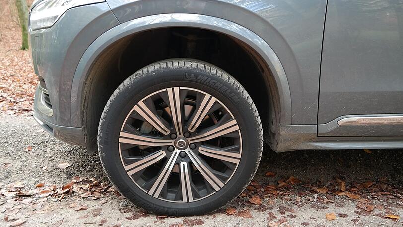 Dank des optionalen Luftfahrwerks (2270 Euro) lässt sich der XC90 für Geländeausflüge höher pumpen.